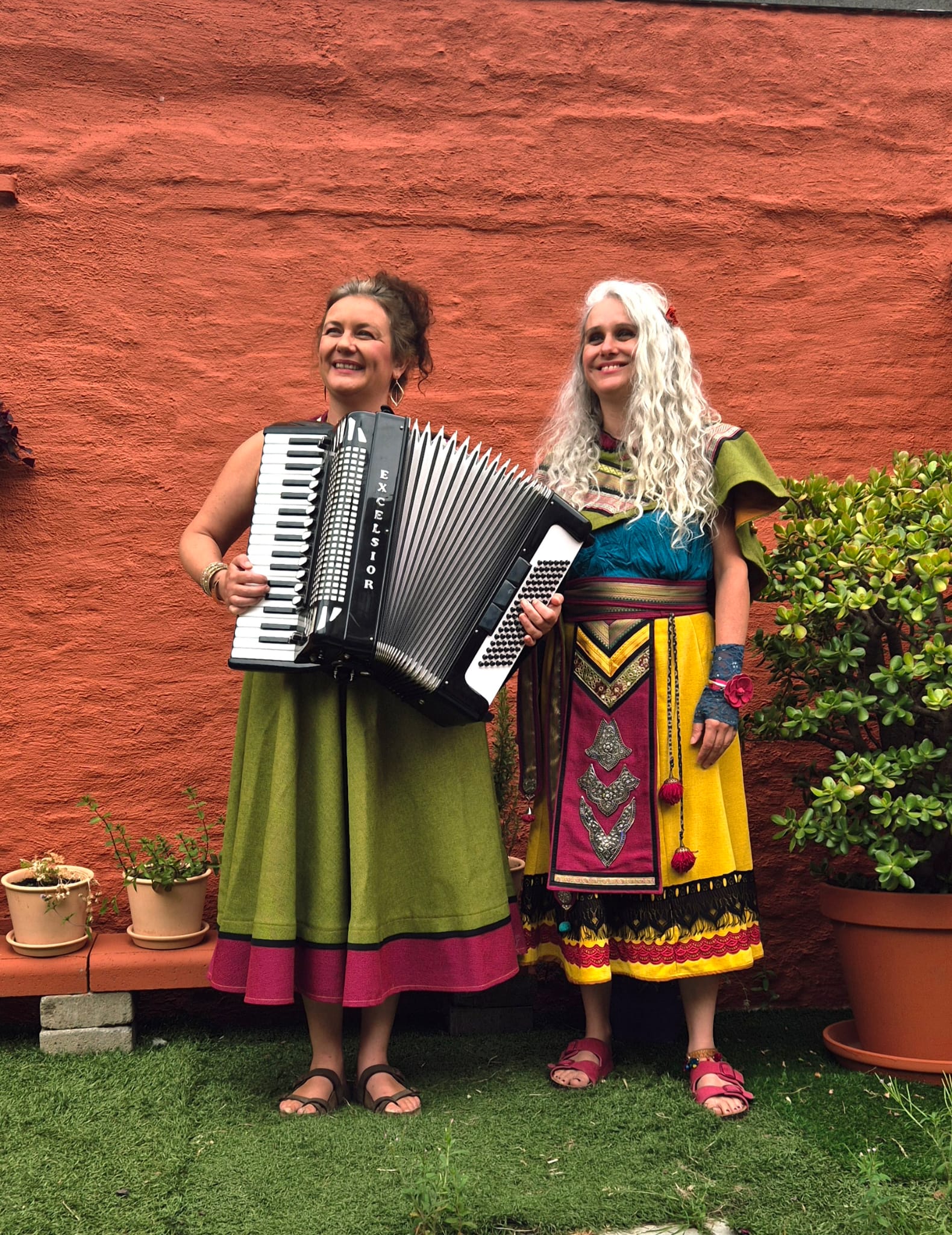 la musicienne Clémence Vandaele et la conteuse Stéphanie Jancar devant un mur aux couleurs de l'Orient