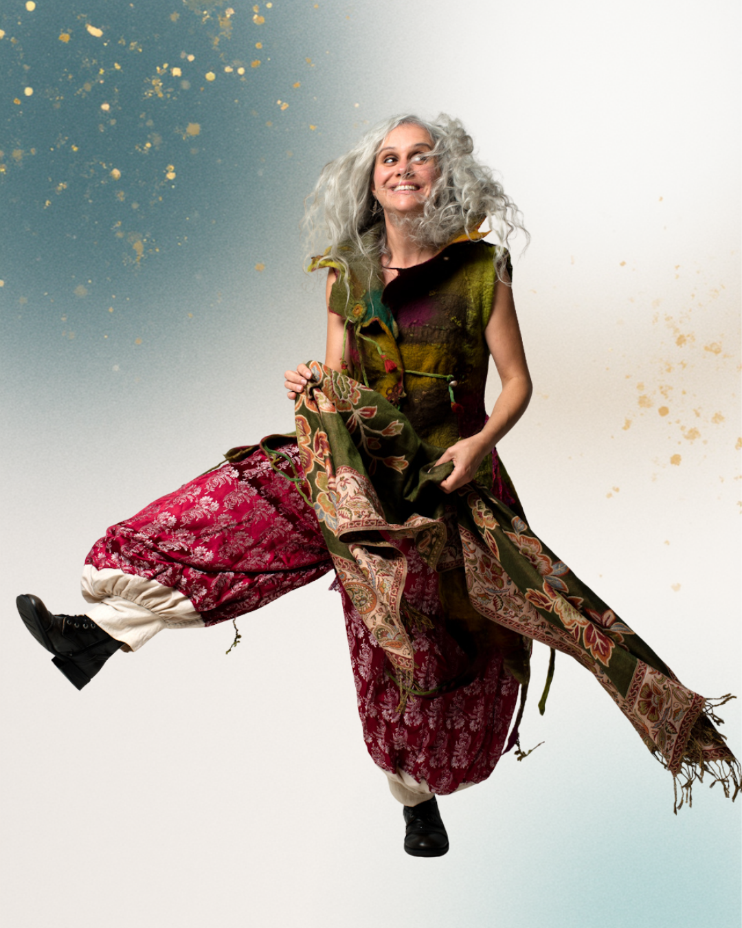 La Conteuse Stéphanie Jancar en habit coloré et souriante, cheveux au vent, prend le chemin du cirque.