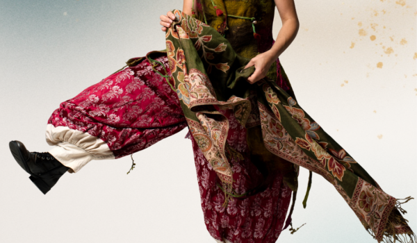 La Conteuse Stéphanie Jancar en habit coloré et souriante, cheveux au vent, prend le chemin du cirque.