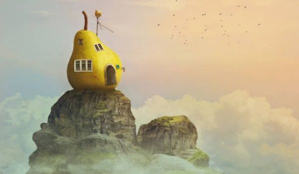 Une maison poire sur le sommet d'un rocher perché au milieu des nuages