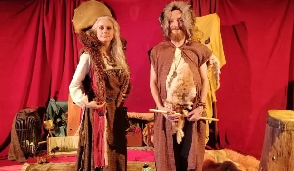 des enfants regardent un spectacle de contes et de musique